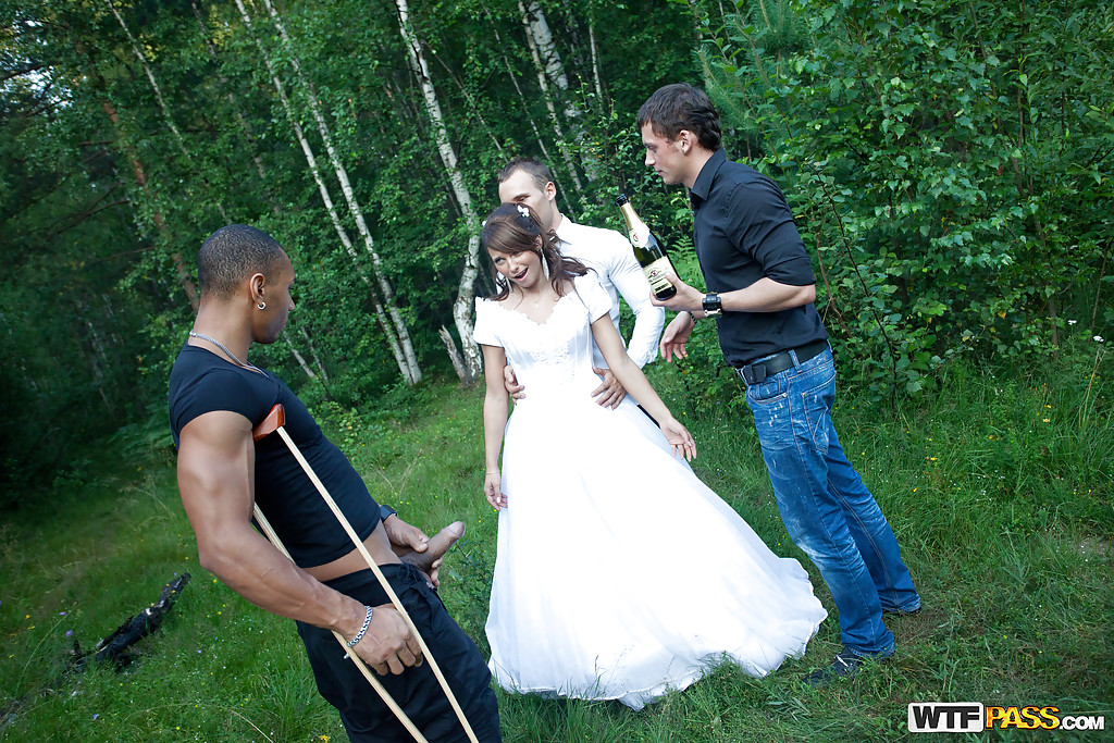 Свадьба невесту ебут друзья жениха: порно видео на grantafl.ru