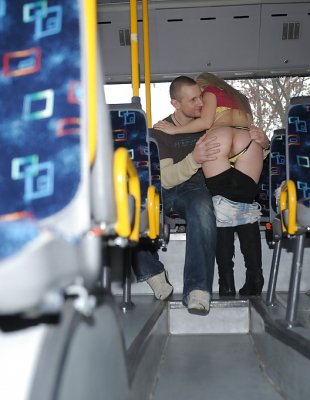 Блондинка в автобусе - порно видео на chelmass.ru